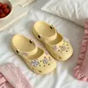 Sapatos Mary Jane femininos de verão estilosos no estilo ins com pérola, borboleta e flor, com leve suporte para o arco, design vazado, respiráveis, sapatos fechados na ponta estilo balé perfurados