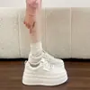 Tênis populares de sola grossa para nicho feminino, sapatos brancos versáteis e super estilosos para primavera e outono, novos tênis esportivos casuais estilo coreano 2026