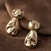 Pendientes Colgantes Patchwork de Gota de Agua Plisada Textura Metálica en Relieve 3D Pendientes Metálicos Estilo Resort de Lujo Ligero Europeo y Americano Pendientes de Botón Colgantes