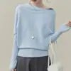 Suéter de punto Ouyang "Melodía de Hombro Caído" azul claro con cuello inclinado, cintura acanalada y mangas murciélago para mujer