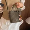 Bolsa de outono, bolsa de ombro, novo estilo moderno, bolsa tipo balde retrô coreana, 2026, design simples, bolsa transversal feminina, camurça, alça diagonal