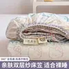 Lindo Estampado de Gatito Clase A Gasa de Doble Capa Tipo Nube Conjunto de Tres Piezas Estilo Infantil y Estudiantil con Sábana Bajera Completamente Envuelta y Completamente Fija