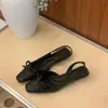 Primeiro Encontro com as Sandálias Elegantes de Bico Fechado com Salto Grosso e Laço Estilo Francês, Sapatos de Fada para Primavera/Verão 2026, Perfeitos para Combinar com Vestidos para um Look Gentil Noturno