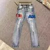 Calça jeans de alta qualidade estilo americano rasgada para homens, apresentando detalhes de patchwork, corte slim, perna reta, tecido stretch e uma silhueta casual e modeladora, tornando-a uma escolha moderna.
