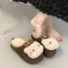 Nova coleção Outono/Inverno 2026: sapatos femininos estilo Birkenstock, com sola grossa, tema de desenho animado, fofos, versáteis e forrados com fleece, com salto oculto e design de meia-sapato