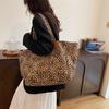 Lona com estampa de leopardo de grande capacidade casual 2024 distintivo moda nova bolsa de ombro portátil para mulheres