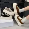 Sapatos casuais de novo estilo para mulheres baixinhas, tênis versáteis com cadarço 2026, sapatos de plataforma para estudantes, outono, solado grosso, biqueira larga, preto