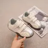Otoño 2026 Nuevos Zapatos Casuales de Velcro para Niños Zapatos Deportivos Ligeros para Niños Zapatos Planos Versátiles para Niñas de Moda