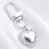 Lujo Ligero Chapado en Oro Full Diamante Charm Hebilla en Forma de D Colgante Hueco en Forma de Corazón Accesorios para Bolsos Llaves Fábrica Stock Mayorista