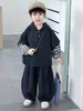 Conjunto de roupa de primavera e outono para meninos 2026 novo conjunto de duas peças estilo coreano para crianças, roupas de outono estilosas e legais para bebês