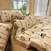 Conoce el romance~ Juego de ropa de cama de cuatro piezas de pelo de conejo engrosado para otoño e invierno con funda de edredón y sábana bajera de terciopelo de leche tallado tridimensional