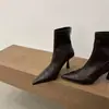 Botas curtas clássicas de salto alto com bico fino, zíper traseiro e forro de pelúcia, botas curtas de design western outono/inverno 2026 com zíper traseiro