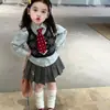 Conjunto Nuevo para Niñas Primavera/Otoño 2026 Camisa Chaleco Falda Plisada Conjunto Elegante Tejido para Bebé Estilo Universitario