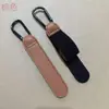 Gancho para Cochecito de Bebé de Cuero PU Hebilla de Aluminio Portátil Gancho Universal para Vehículo Eléctrico Correa de Velcro Mágico de Almacenamiento