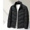 Jaqueta de Penas Masculina 2026 Outono/Inverno Gola Alta Tricotada Versão com Zíper Jovem Casual de Negócios Casaco Curto Quente de Penas