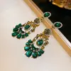 Conjunto de collar con colgante de flor de resina y aretes de aguja de plata vintage con diamantes, accesorios de lujo ligero de alta gama para mujer