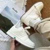 Zapatillas casuales versátiles y de moda para mujer, nueva colección otoño 2026, súper populares entre los estudiantes, zapatillas blancas con suelas gruesas y un diseño que aumenta la altura