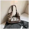 Bolsa de Pelúcia Estilo Fair Isle Retrô de Inverno para Mulheres 2025 Nova Bolsa de Ombro Grande Capacidade para o Dia a Dia Bolsa Tote Versátil