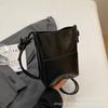 Atacado do Fabricante Popular Transfronteiriço Pequenas Bolsas para Mulheres 2026 Novo Design de Nicho Bolsa de Ombro Elegante Bolsa Transversal Tipo Balde