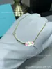 Nuevo collar blanco de nácar con sonrisa, V bañado en oro rosa de 18K, lujo ligero con un toque de alta gama, collar de nácar blanco con caras sonrientes en ambos lados