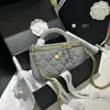 Bolso tipo caja de piel de oveja con etiqueta dorada clásica, bolso versátil y de moda para hombro/cruzado, bolso de mano para mujeres maduras