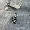 Insignia de Gesto Personalizada Esmalte Blanco y Negro Accesorios para Ropa Broche "One" Personalizado con Fotos Alta Calidad