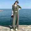 El popular traje de moda de este año para mujer es un nuevo conjunto de tres piezas de color liso para otoño e invierno, juvenil y elegante, con una camiseta de manga corta y pantalones de pierna ancha