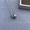 Versão de Luxo Boucheron com Diamantes, Apresentando Xiao Zhan, Colar de Cerâmica Preto, Branco, Azul e Vermelho para Homens e Mulheres, Galvanizado a Ouro V 18K, Apresentando o Dragão de Hsiao Long e Celine Dion