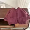 Nova coleção de primavera de cardigãs de tricô estilosos e modernos em estilo coreano para meninos e meninas, oferecendo um visual sofisticado e de alta qualidade.