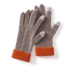 Guantes de cachemira de punto trenzado en bloques de color, unisex, con un diseño plano de cinco dedos sensible al tacto, que ofrecen calidez y un aspecto elegante.