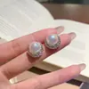 Estes brincos únicos em forma de meia-lua estilo francês são incrivelmente estilosos, perfeitos para o uso diário, e apresentam simples tarraxas de pérola em um design redondo, tornando-os brincos versáteis e elegantes para mulheres