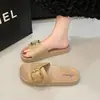 Artículo Caliente Transfronterizo 2026 Nuevo Estilo Chanclas para Mujer Verano Exterior Suela Gruesa Antideslizante Moda Versátiles Sandalias para Mujer Comercio Exterior