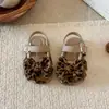 Sandálias de Headband Vazada Floral Doce Estilo Mori para Meninas 2026 Verão Novo Sola Macia Sapatos de Princesa Sapatos de Praia Antiderrapantes