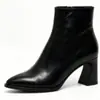 Zapatos de mujer de punta fina en piel, adecuados para primavera y otoño, con tacón grueso, piel genuina y un diseño de corte profundo, con piel suave y tacón alto - una nueva colección primavera 2024