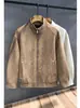 Jaqueta de Couro PU Rasgada com Recortes Splicing Retro Americana Nova para Primavera e Outono Masculina Marca Tendência High Street Jaqueta com Zíper e Gola Alta