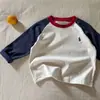 Camiseta de Manga Larga Primavera y Otoño 2026 Estilo Nuevo Bloques de Color Rayas Marca de Moda Ropa Unisex para Niños Top Básico