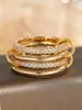 Anillo de Luz de Zirconia Incrustada en Oro Real Chapado en Cobre Transfronterizo Europeo y Americano Lujo Ligero Sensación de Alta Gama Anillo para el Dedo Joyería de Mano Versátil Fabricante Venta al por Mayor en Stock