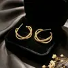 Aretes retorcidos en forma de C de doble capa para mujer, con un diseño delicado y brillante con un toque de lujo y sofisticación, en un estilo simple y versátil que irradia elegancia