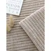 Tecido de chenille para sofá com listras verticais texturizadas, material de alto peso e resistente ao desgaste, adequado para fabricantes de sofás e estofados, pode ser cortado sob medida e vendido a granel