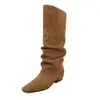 Botas femininas de cano alto em couro, feitas de couro bovino de flor integral, com bico quadrado e design empilhado, perfeitas para o inverno. Estas botas de salto médio, que vão até o joelho, são um novo estilo para a estação.
