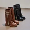 Botas de Caballero de Rodilla Gruesas para Niñas Otoño e Invierno 2025 Nueva Moda Elegante Hebilla de Cinturón Botas de Pantalón Plisadas Retro