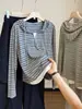 Camiseta de manga larga a rayas con capucha de dos piezas falsas para mujer, nueva moda de otoño casual, sudadera con capucha adelgazante que reduce la edad