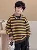 Suéter de Tricô Quente Infantil Masculino 2026 Inverno Novo Color Block Listrado Gola Redonda Top Casual para Crianças de Meia-Idade e Mais Velhas