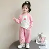 Conjunto de sudadera tipo dos piezas falso para niña estilo coreano, pastel de conejito, modelo nuevo primavera y otoño 2026, elegante conjunto de dos piezas para niñas pequeñas