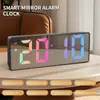 Reloj despertador digital LED de una sola pieza, con superficie de espejo y pantalla digital, capaz de cambiar entre formatos de 12 y 24 horas. Este reloj de mesita de noche tiene brillo ajustable, funciona silenciosamente y no requiere pilas.