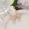 Aretes Geométricos de Flor de Perla Incrustados con Diamantes, Aretes Franceses Retro de Lujo Ligero Estilo Palacio Modernos de Alta Gama