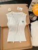 Chal de estilo coreano simple con cuello en V, cuello de corbata de lunares y almohadillas en el pecho incorporadas, camiseta base cómoda, ajustada y bonita para la espalda para mujer