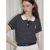 La popular camiseta de verano a rayas de manga corta de seda helada de este año para mujer presenta bordado de conejito, botones de contraste y cuello tipo polo, hecha de tejido de punto fino.