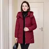 Chaqueta acolchada de algodón de longitud media con temperamento de alta gama para mujer, versátil para el invierno, a la moda, engrosada, corte ajustado que estiliza, abrigo cálido