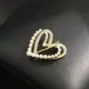 Broche Dupla Camada Coração Doce e Versátil Estilo Coreano, Banhado a Ouro com Strass e Pérolas Artificiais, Broche Coração Pêssego para Mulheres